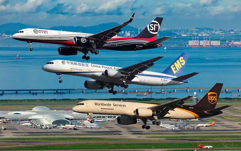 谁不爱大长腿呢?3架波音757货机降落