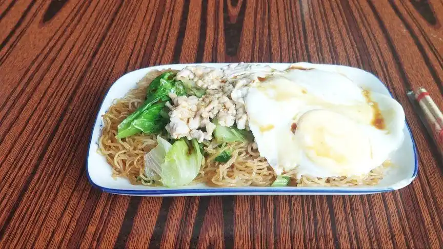 在东莞堑头吃早餐,蒸米粉加蛋加肉,7元