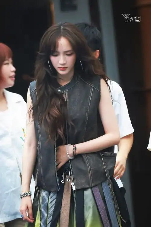 孟佳超话99#孟佳的穿搭图鉴##水灵灵的孟佳踩火辣辣的点#  2024.07.