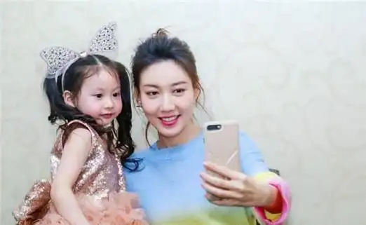 著名演员高露:嫁普通丈夫,婚后连生两胎,如今一家四口其乐融融