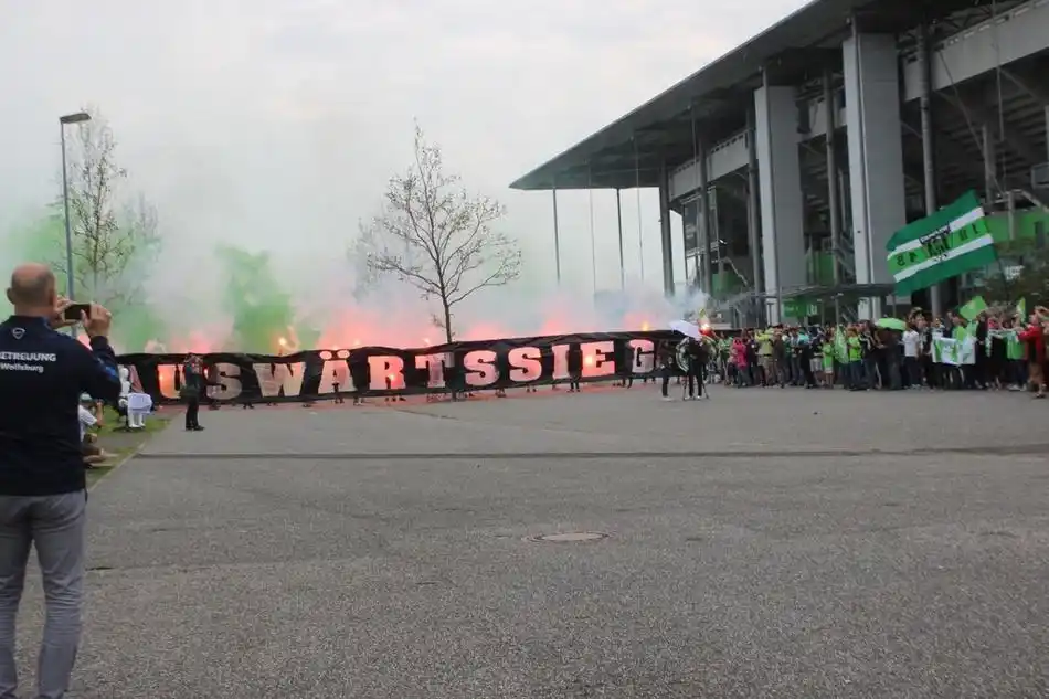 狼堡球迷们特殊的壮行仪式!