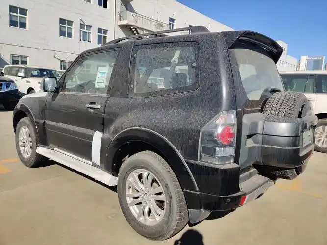 短小精悍三门越野三菱帕杰罗山猫v87