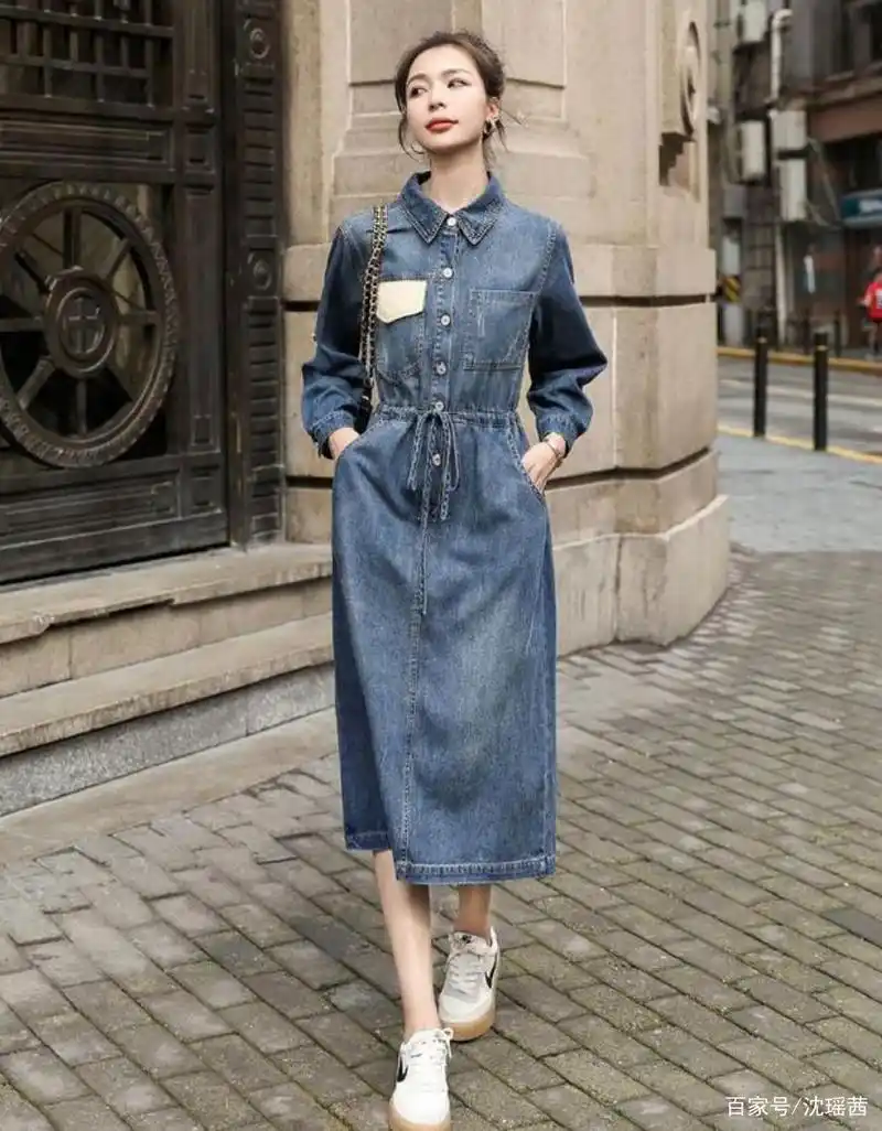 今季牛仔连衣裙又火起来了,简单搭配一双小白鞋,就能收腰又显瘦