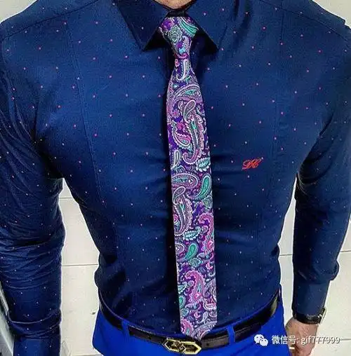 男人胸肌大穿衬衫是什么画面