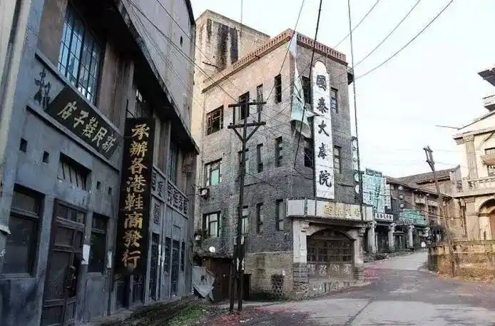 "老重庆影视基地"糖厂拍摄区一角俯瞰影视拍摄一条街.