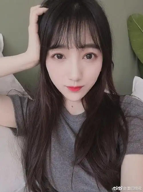 99年就读于南京艺术学院很有气质的女生你觉得几分呢