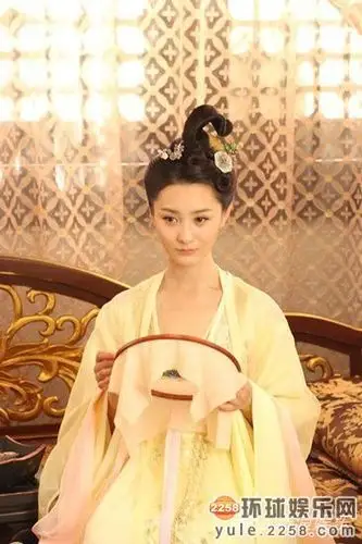 张维娜搭档景甜,任嘉伦等主演的青春宫廷权谋剧《大唐荣耀2》正在北京