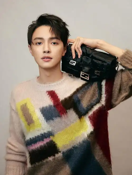 演员官鸿身着fendi 2022冬季胶囊系列搭配baguette手袋以色彩叩响思绪