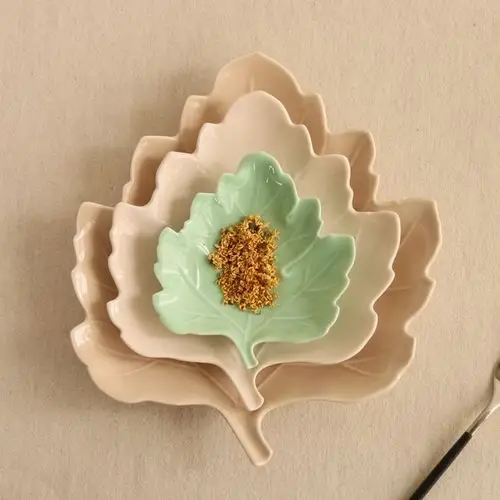陶瓷树叶盘子,树叶的形状,边缘柔和,树叶的纹理清晰且触感舒适.
