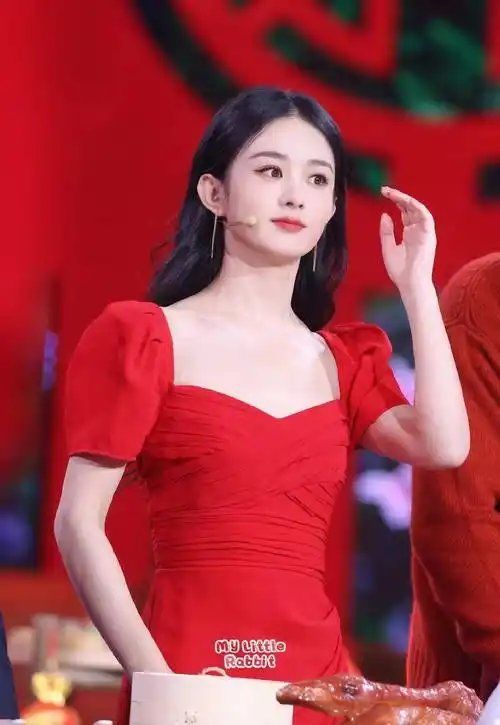赵丽颖录制北京台舞台,一身我们红长裙,温婉优雅又显气质!
