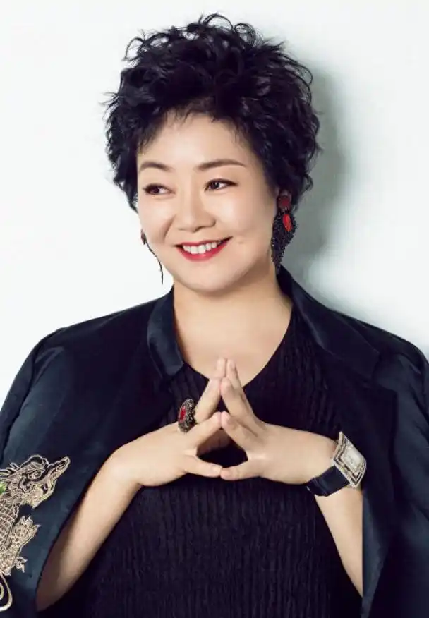 萨日娜:结婚33年只生孩子不做饭,帅气演员丈夫把她宠成宝