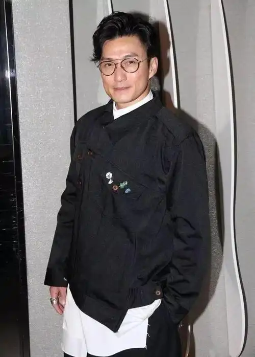 tvb新剧《十八年后的杀人告白》而跟同剧组的谭俊彦,何远东变得熟络