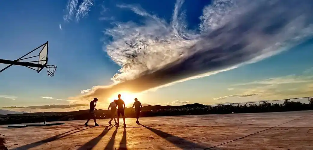 一组夕阳下活力四射的小伙打篮球