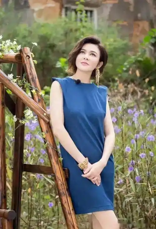 61岁关之琳高挑苗条惊艳近照,保持妙龄少女气质的秘诀揭晓!