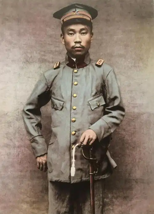 这是北洋军一军官,他是二等一级军官,手里拄着佩剑,用一根别针别着