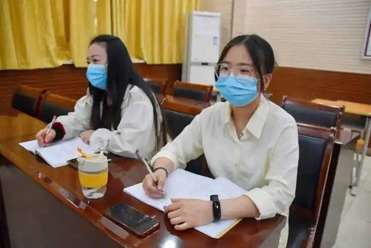 相约一中梦圆中考郑州一中竞赛部主任张甲到校开展数学备考讲座