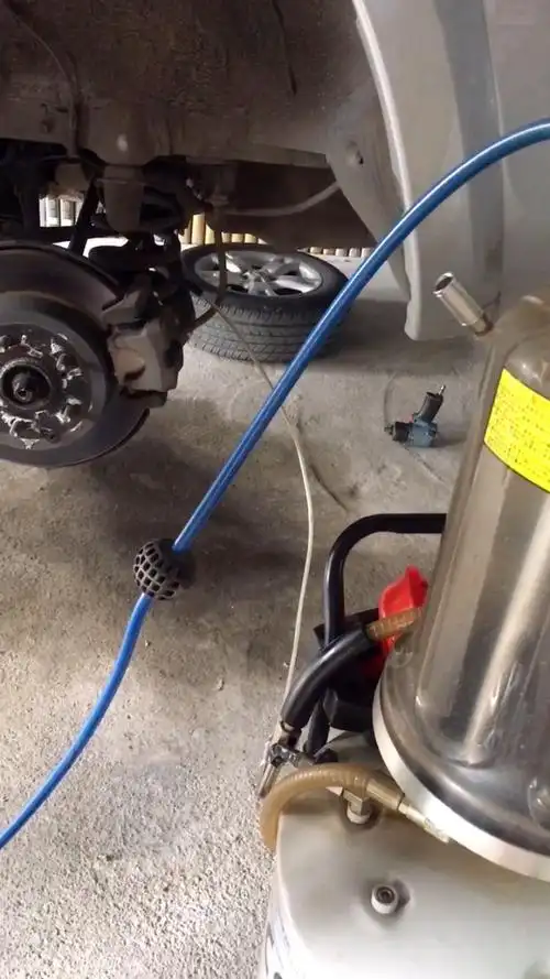 刹车油不换会使制动力下降,导致刹车管路中产生气阻从而影响刹车的