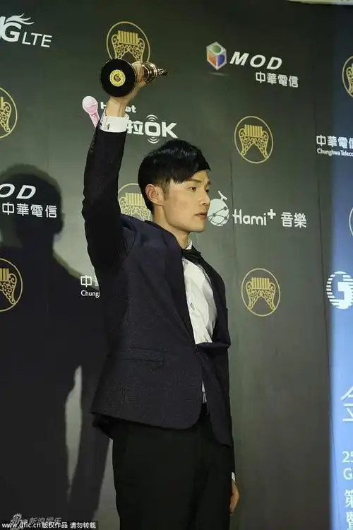 有网友发现李荣浩的专辑编曲向john mayer约翰梅尔"致敬"意味浓厚