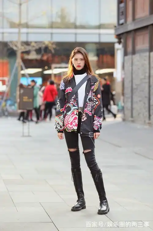 街拍美图:韵味时尚的穿搭,穿出娇美动人身姿,展示女神精致的美