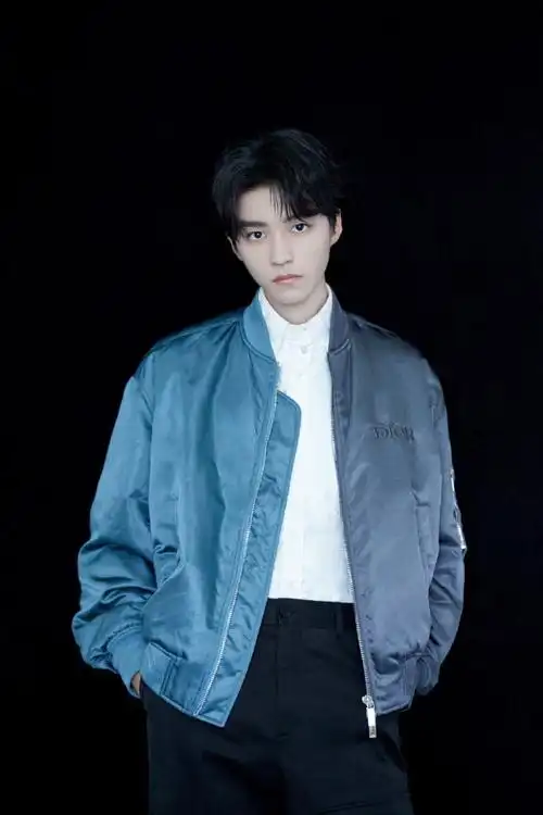 王俊凯蓝色夹克时尚感爆棚帅气写真