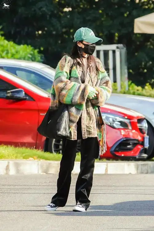 杨幂机场出发饭拍 绿色棒球帽搭配条纹开衫皮裤……_高清图集_新浪网