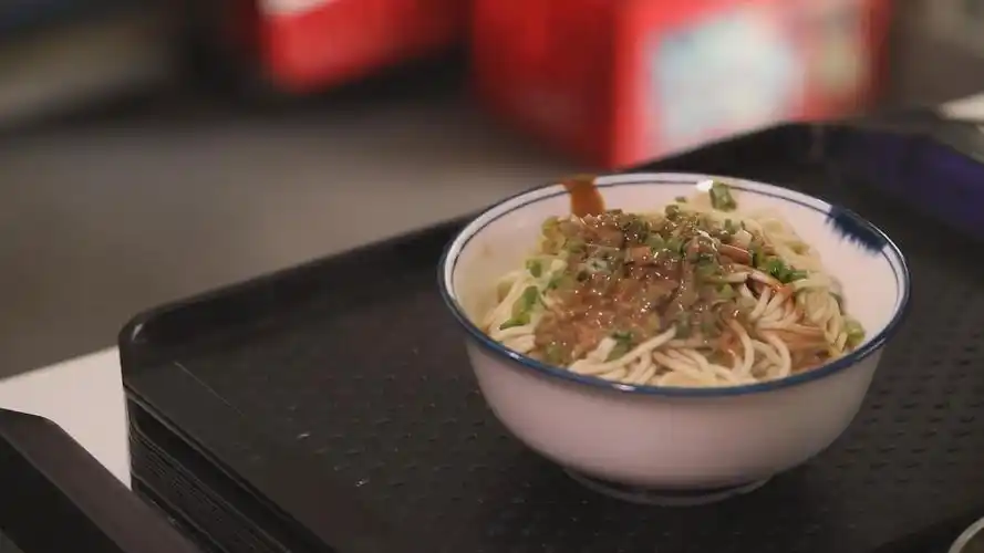 黑芝麻酱?10年老店里的这碗热干面还真不一般-大象网