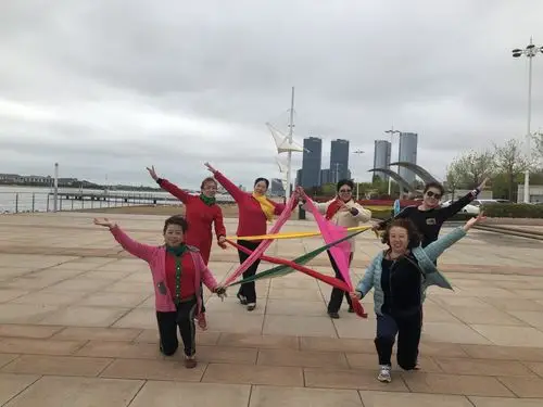 我们的造型用丝巾展示五角星