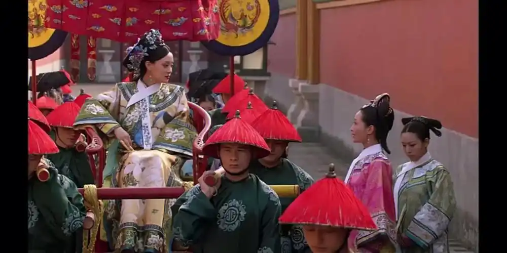 甄嬛传重温甄嬛刚回宫就在储秀宫六棱石子路那摔轿子后见了欣贵群和