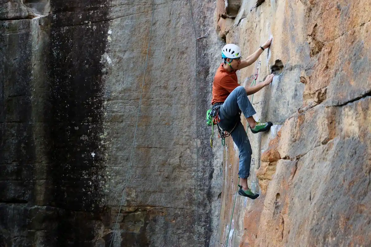 全球十大极限户外运动 top 1 徒手攀岩 徒手攀岩是一项源自欧洲的户外