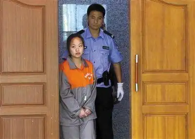 昨日,被告人祁某被带上法庭受审.新京报记者 王贵彬 摄