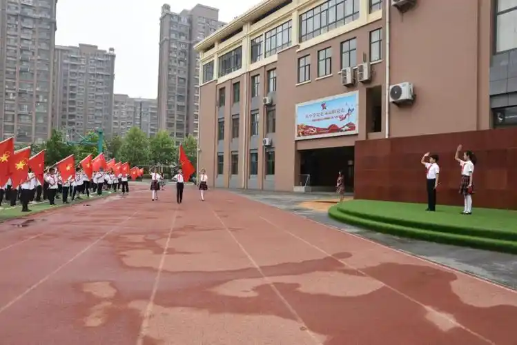 景山小学开展庆祝六一暨新队员入队仪式活动