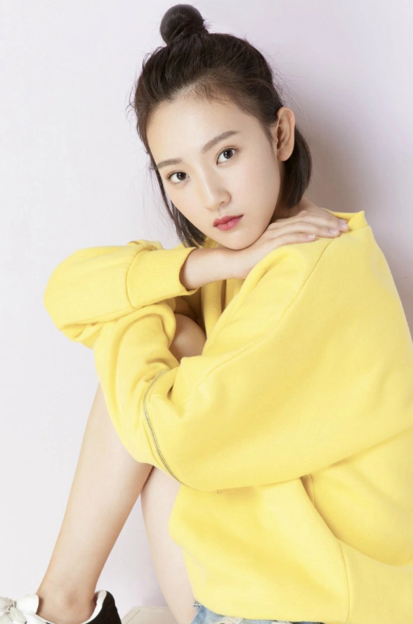 孙艺宁:潮范儿十足,眼神冷峻不羁,释放青春活力