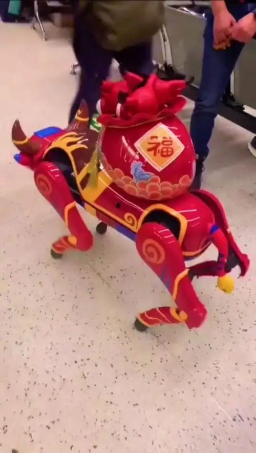 2021央视春晚现场,机器牛送福来了