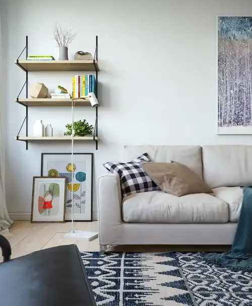 92平米现代风格沙发墙隔板置物架效果图