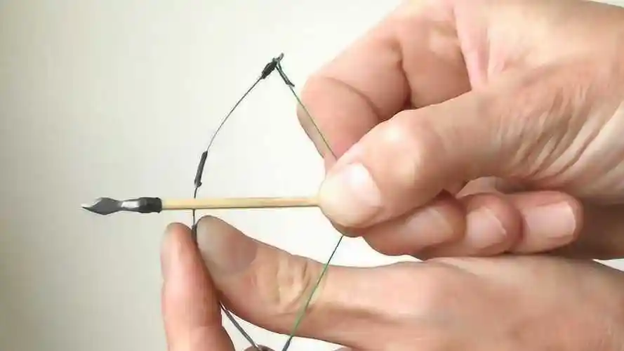 牙签做成的迷你弓箭威力有多大?小伙大胆尝试,结果让人不忍直视
