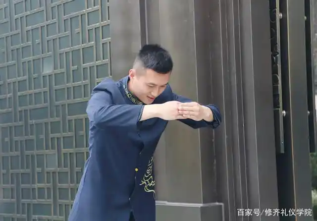 《礼仪新说》疫情期间问候新姿势,中华传统礼仪作揖礼你真的会吗