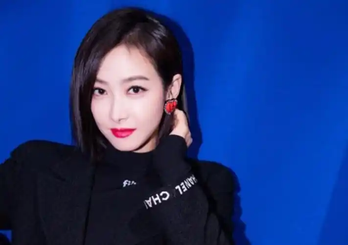 齐肩发型中最能凸显时尚气质还是要当属短直发了,这种发型把发丝拉直