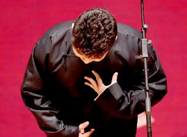 德云社演员鞠躬照对比,张云雷的姿势最绅士,烧饼简直是张飞附体