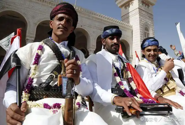 也门萨那:民众穿传统服饰参加集体婚礼