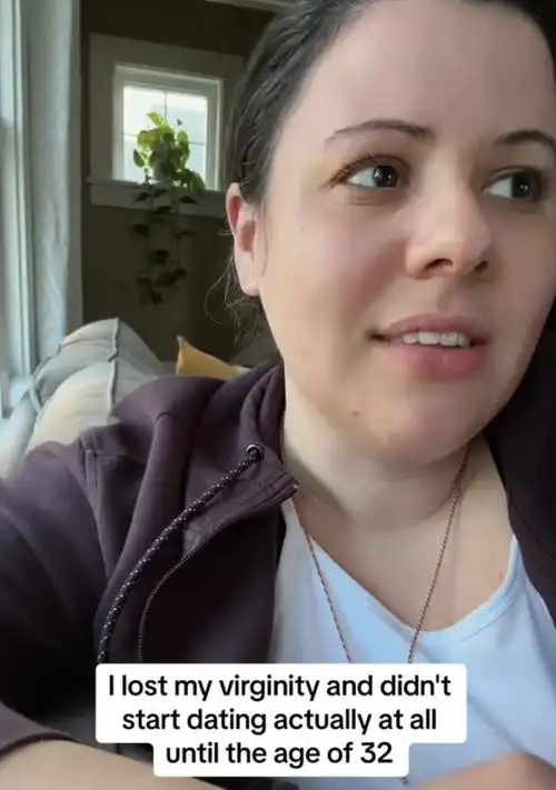 瑞贝尔·威尔逊在这段视频中谈论自己35岁才失去童贞这件事并没有对此