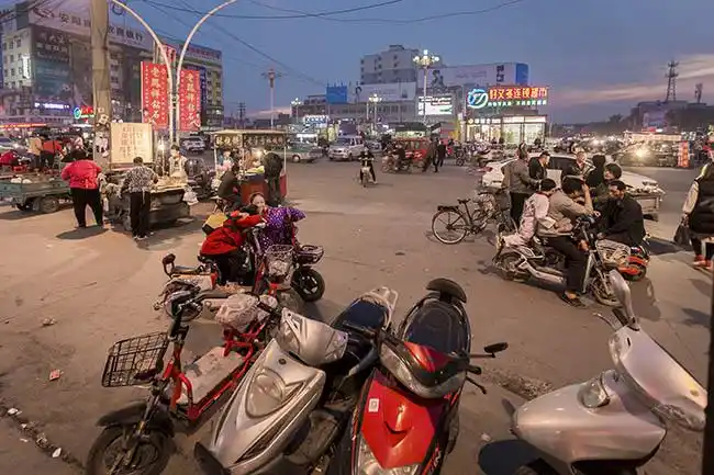 河南安阳水冶大妈热跳广场舞大叔当司机兼保镖全程看护