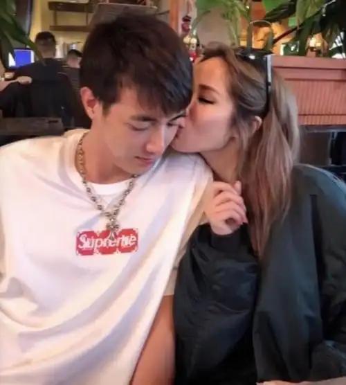 萧亚轩与新男友黄皓游玩 大方挽手亲密互动撒狗粮