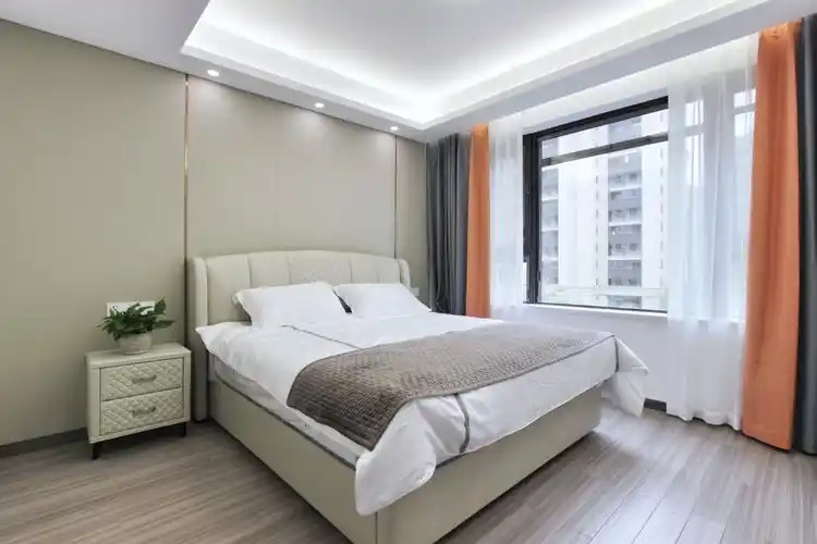 筒灯代替床头灯,使卧室空间更为简约得当,为静谧夜晚提供适宜的光源.