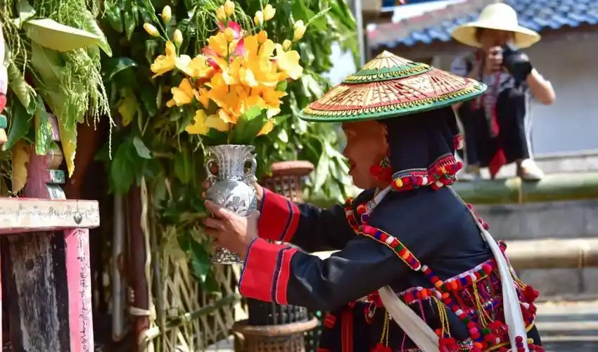 这场质朴的德昂村寨浇花节,让人回归纯真.
