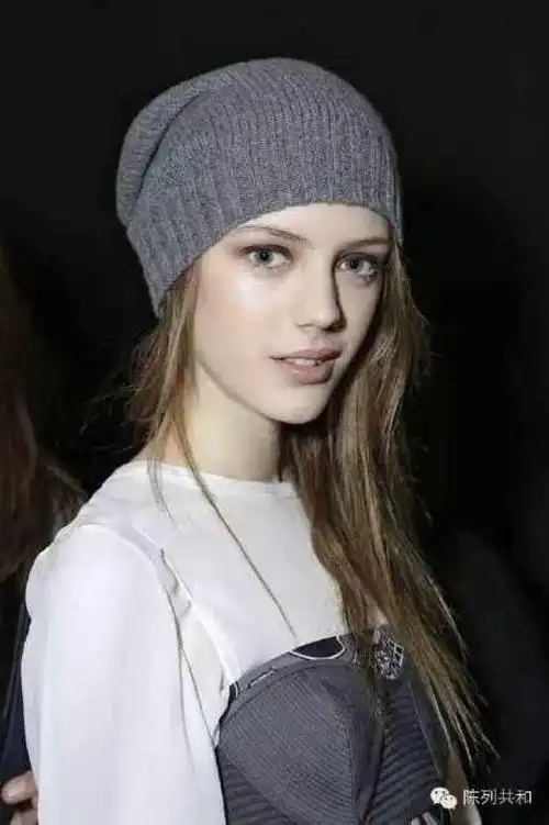 艾瑟·希施 (esther heesch) 来自德国,拥有一张略长的鹅蛋脸,一对摄