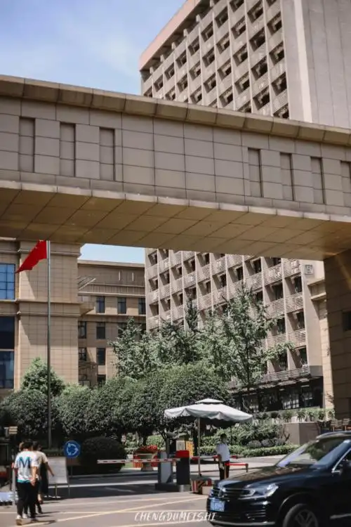 成都西华门街在省图看书的娃儿多半都被这条街喂胖过