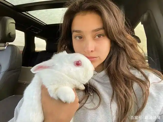 重磅福利!国王千金阿佳丽高清图集,是个热爱动物的小姐姐!