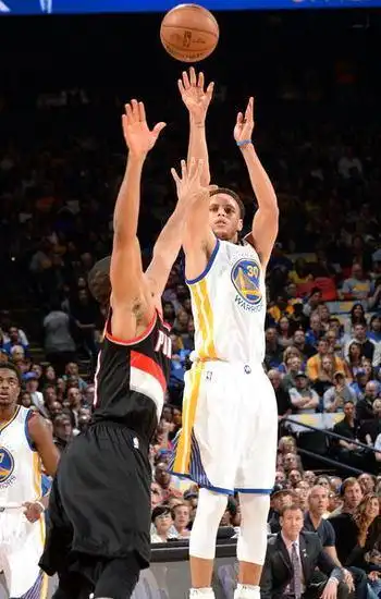 nba双手投篮为什么消失了(库里右手投篮出手时,库里的左手向外翻奇怪