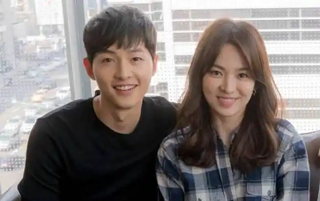 宋仲基与二婚妻子看球赛再婚生娃两人很幸福