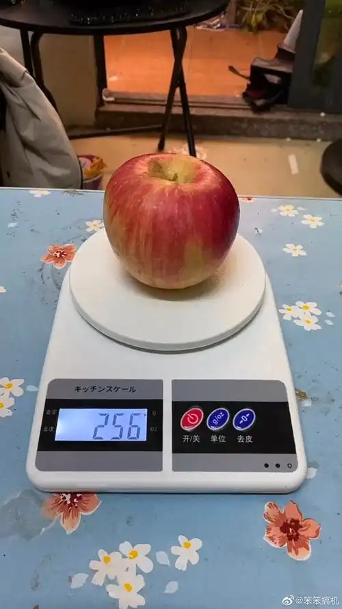 平安夜,刚去买了个256g的苹果,准备晚会送给女朋友……|平安夜|晚会